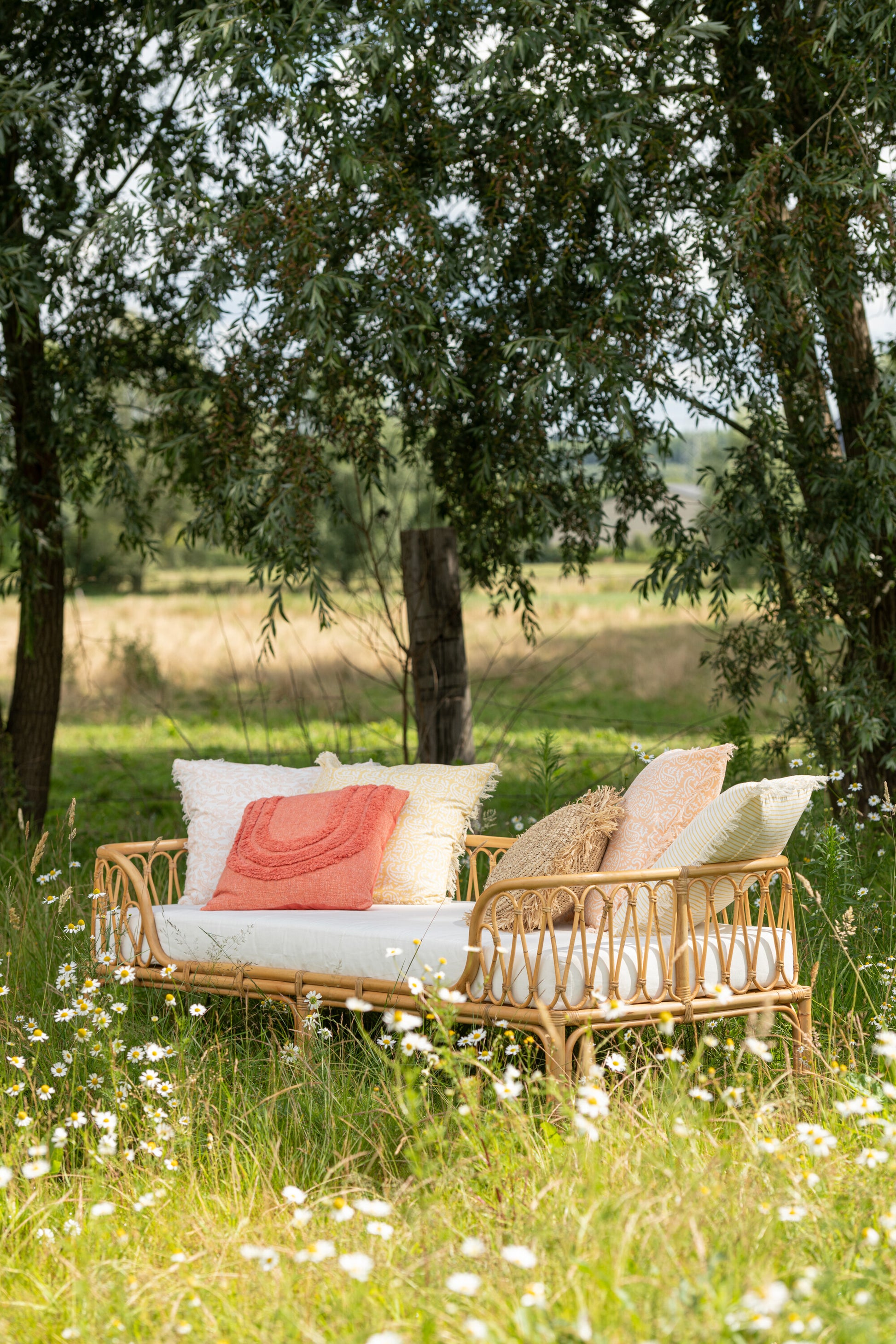 Pierre Rattan Bed Naturel-Bed-J-Line-bed-pierre-rattan-nat-11-bed, outdoor-Breedte 77 Hoogte 55 Lengte 186 Gewicht 14,8 kg Verzameling ZOMER 2023 Kleur 1 NATUURLIJK Materiaal samenstelling ROTAN(90%),STOF(5%),SCHUIM(5%) Maximaal zitgewicht 100 Montage vereist Nvt-5400924310585-31058-Cerasus Homestyle