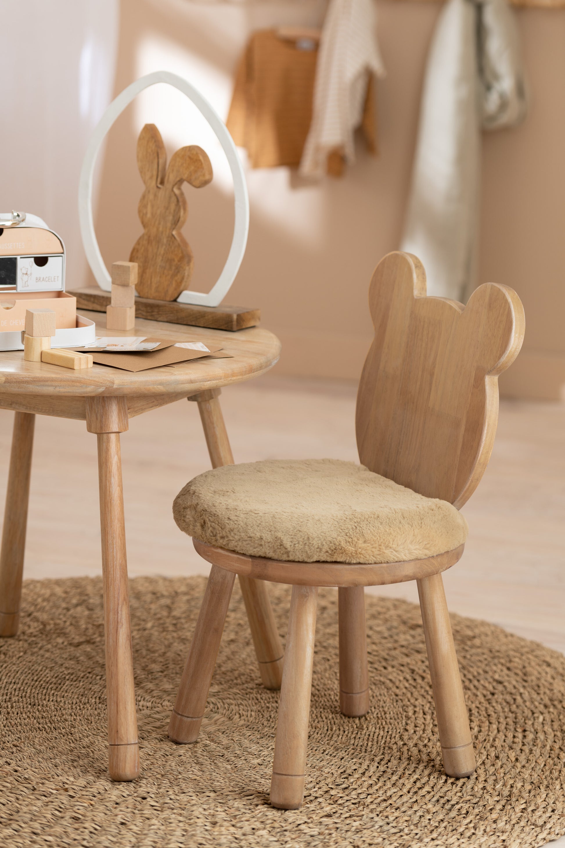 J-Line Kinderstoel Beerdesign-Stoel-J-Line-chair-child-bear-wood-natural-7-kinderen, stoel-Breedte 30 Hoogte 63 Lengte 36,5 Gewicht 3,67 kg Verzameling ZOMER 2022 Kleur 1 BEIGE Kleur 2 NATUURLIJK Materiaal samenstelling TEXTIEL (15%),RUBBERHOUT (85%) Intrastat-code 94016900 Montage vereist Nvt-5400924201876-20187-Cerasus Homestyle