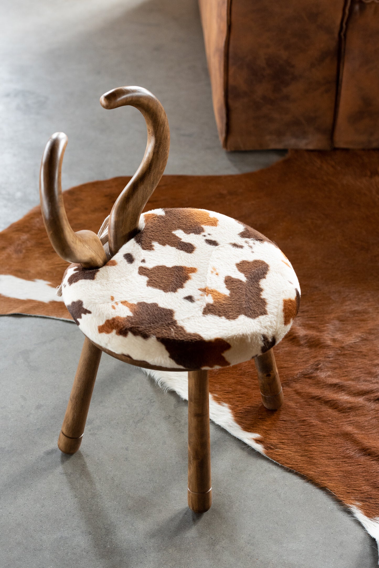 J-Line Kinderstoel Koedesign-Stoel-J-Line-chair-ears-cow-wood-br-8-kinderen, stoel-Breedte 36 Hoogte 58 Lengte 36 Gewicht 3,07 kg Verzameling WINTER 2019 Kleur 1 BRUIN Kleur 2 NATUURLIJK Materiaal samenstelling RUBBERHOUT (80%), NEPBONT (8%), SCHUIM (7%), STOF (5%) Montage vereist Nvt-5415203961341-96134-Cerasus Homestyle