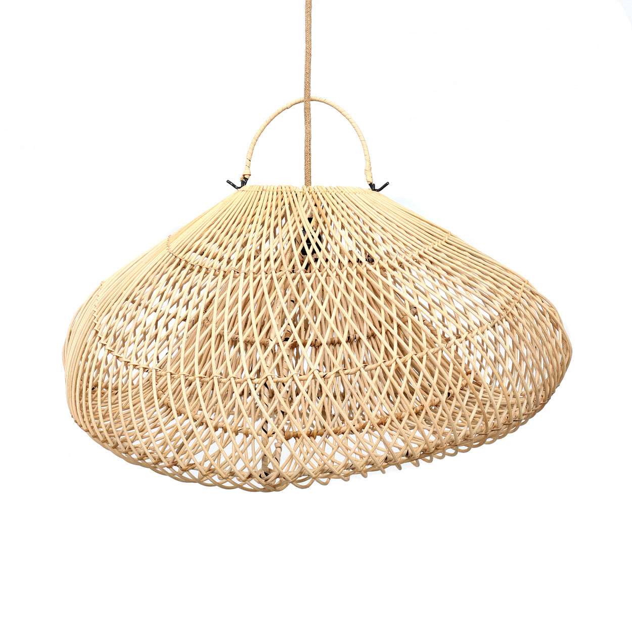 De Cloud Hanglamp - Naturel - M-Lamp-Bazar Bizar-Default-de-cloud-hanglamp-naturel-m-8-lamp-Onze prachtig handgemaakte rotan hanglamp met zijn 'wolkvorm' zal geweldig staan in een slaapkamer, kinderkamer, woonruimte of overdekt terras. Een prachtige en opvallende boho lamp! Heeft u een andere kleur nodig? U kunt natuurlijk rotan eenvoudig in zwart spuiten, of in elke kleur die u maar wilt! Kleur Naturel Materialen Rotan Hoogte (cm) 35 Breedte (cm) 60 Lengte (cm) 60 Inclusief bekabeling? Nee-7438