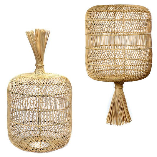 update alt-text with template De Dumpling Hang- en Vloerlamp - Naturel - L-Bazar Bizar-Default-de-dumpling-hang-en-vloerlamp-naturel-l-1-Een geweldige multifunctionele rontan lamp die een prachtige boho-look aan uw huis of overdekte buitenruimte toevoegt. Afhankelijk van uw interieur kan deze lamp gebruikt worden als hanglamp of vloerlamp. Verspreid een mooi en gezellig sfeerlicht. Laat je inspireren door deze unieke lampen, een decoratieve topper! Lampfitting en kabel niet inbegrepen! Heeft u een andere kl