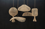 update alt-text with template De Dumpling Hang- en Vloerlamp - Naturel - L-Bazar Bizar-Default-de-dumpling-hang-en-vloerlamp-naturel-l-2-Een geweldige multifunctionele rontan lamp die een prachtige boho-look aan uw huis of overdekte buitenruimte toevoegt. Afhankelijk van uw interieur kan deze lamp gebruikt worden als hanglamp of vloerlamp. Verspreid een mooi en gezellig sfeerlicht. Laat je inspireren door deze unieke lampen, een decoratieve topper! Lampfitting en kabel niet inbegrepen! Heeft u een andere kl