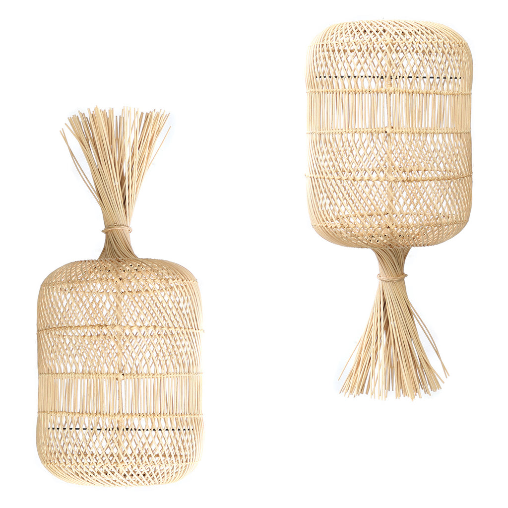 update alt-text with template De Dumpling Hang- en Vloerlamp - Naturel - M-Bazar Bizar-Default-de-dumpling-hang-en-vloerlamp-naturel-m-1-Een geweldige multifunctionele rontan lamp die een prachtige boho-look aan uw huis of overdekte buitenruimte toevoegt. Afhankelijk van uw interieur kan deze lamp gebruikt worden als hanglamp of vloerlamp. Verspreid een mooi en gezellig sfeerlicht. Laat je inspireren door deze unieke lampen, een decoratieve topper! Lampfitting en kabel niet inbegrepen! Heeft u een andere kl