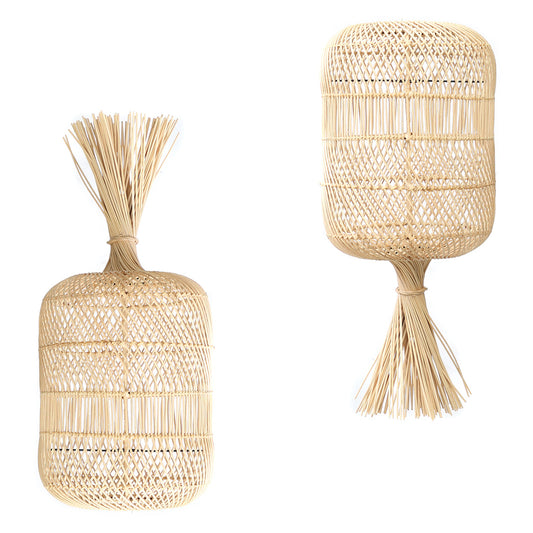 update alt-text with template De Dumpling Hang- en Vloerlamp - Naturel - M-Bazar Bizar-Default-de-dumpling-hang-en-vloerlamp-naturel-m-1-Een geweldige multifunctionele rontan lamp die een prachtige boho-look aan uw huis of overdekte buitenruimte toevoegt. Afhankelijk van uw interieur kan deze lamp gebruikt worden als hanglamp of vloerlamp. Verspreid een mooi en gezellig sfeerlicht. Laat je inspireren door deze unieke lampen, een decoratieve topper! Lampfitting en kabel niet inbegrepen! Heeft u een andere kl