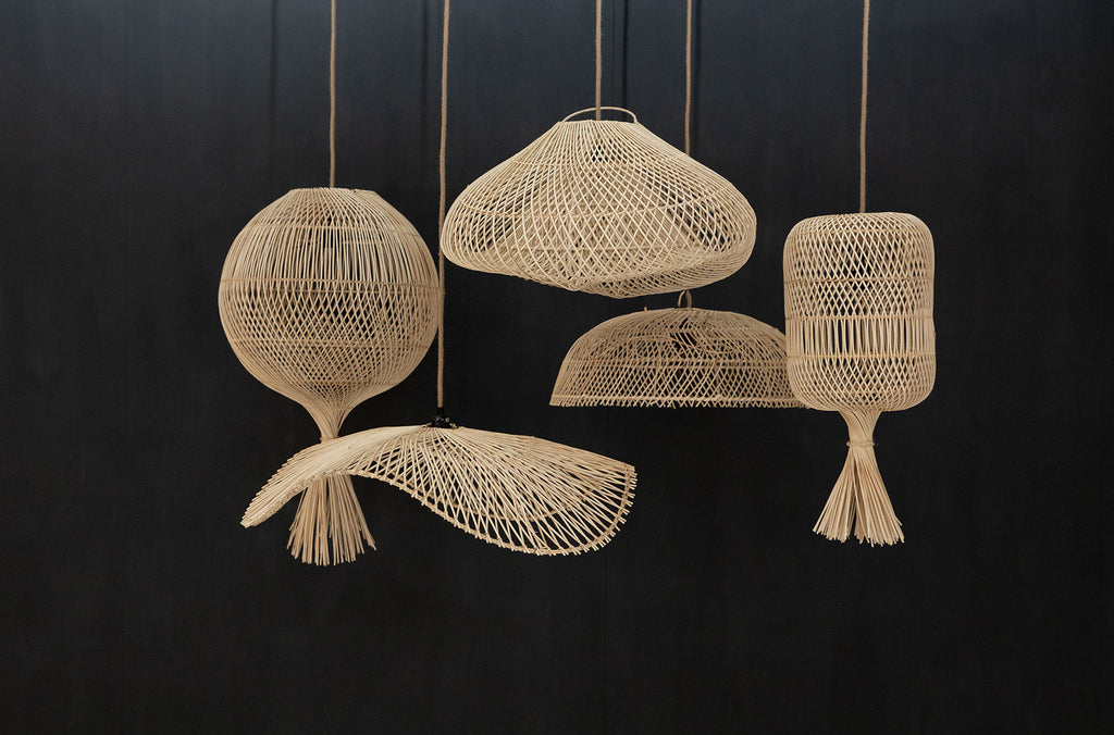 update alt-text with template De Dumpling Hang- en Vloerlamp - Naturel - M-Bazar Bizar-Default-de-dumpling-hang-en-vloerlamp-naturel-m-2-Een geweldige multifunctionele rontan lamp die een prachtige boho-look aan uw huis of overdekte buitenruimte toevoegt. Afhankelijk van uw interieur kan deze lamp gebruikt worden als hanglamp of vloerlamp. Verspreid een mooi en gezellig sfeerlicht. Laat je inspireren door deze unieke lampen, een decoratieve topper! Lampfitting en kabel niet inbegrepen! Heeft u een andere kl