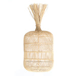 update alt-text with template De Dumpling Hang- en Vloerlamp - Naturel - M-Bazar Bizar-Default-de-dumpling-hang-en-vloerlamp-naturel-m-4-Een geweldige multifunctionele rontan lamp die een prachtige boho-look aan uw huis of overdekte buitenruimte toevoegt. Afhankelijk van uw interieur kan deze lamp gebruikt worden als hanglamp of vloerlamp. Verspreid een mooi en gezellig sfeerlicht. Laat je inspireren door deze unieke lampen, een decoratieve topper! Lampfitting en kabel niet inbegrepen! Heeft u een andere kl