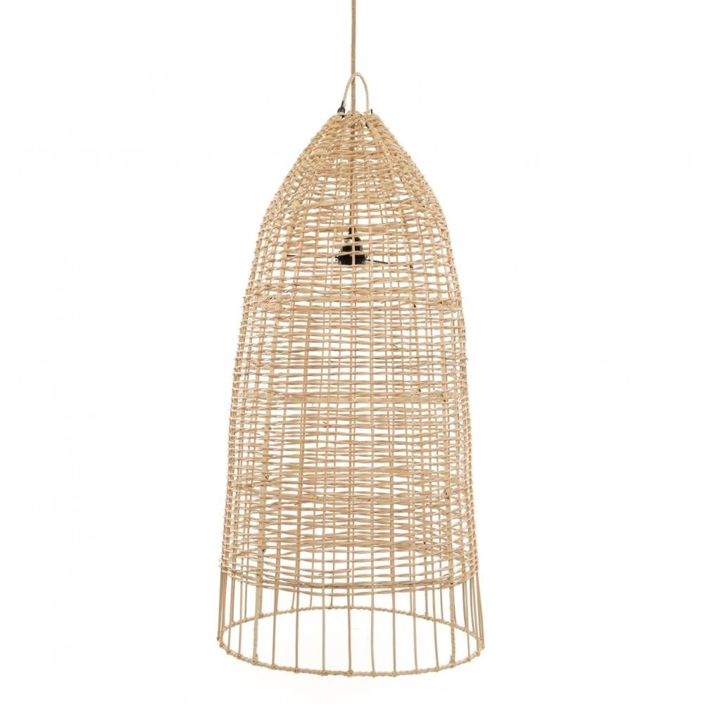 update alt-text with template De Elba Hanglamp - Naturel - L-Lamp-Bazar Bizar-Default-de-elba-hanglamp-naturel-l-1-lamp, plafondlamp-Deze kooivormige rotan hanglamp ademt de sfeer van de Italiaanse eilanden met zijn fantastische kustontwerp. Hang hem op, doe het licht aan en je wordt meteen meegevoerd naar de vibes van strandbars 's avonds. Hij kan ook als staande lamp gebruikt worden. Er zijn twee maten verkrijgbaar en vergeet ook niet onze Amalfi Pendant te bekijken - ze passen perfect bij elk