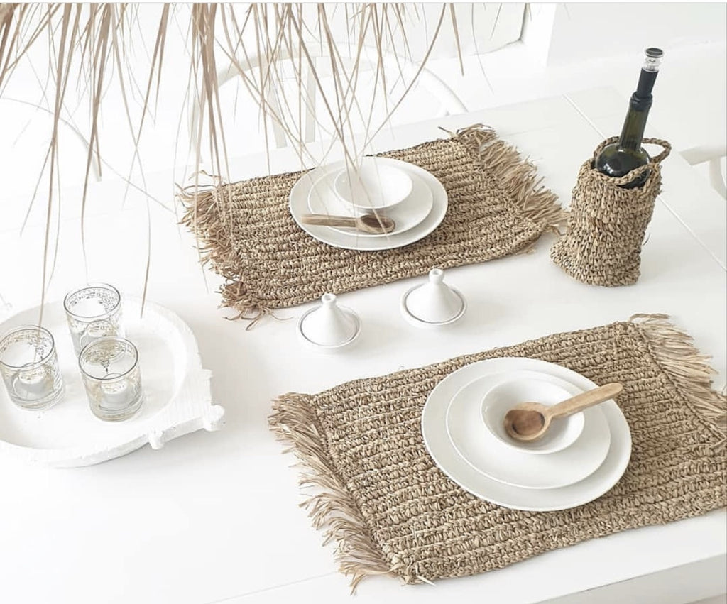 update alt-text with template De Fringe Raffia Placemat Rechthoeking - Naturel-Bazar Bizar-Default-de-fringe-raffia-placemat-rechthoekig-naturel-3-Deze prachtige handgeweven Raffia Placemat met franjes zal er prachtig uitzien als onderdeel van uw natuurlijke tafelschikking en geeft een prachtige boho touch. Geschikt voor de meeste binnen- en buitenstijlen. Kleur Naturel Breedte (cm) 35 Lengte (cm) 65 Materialen Raffia-7438246093006-BAJN013N-Cerasus Homestyle