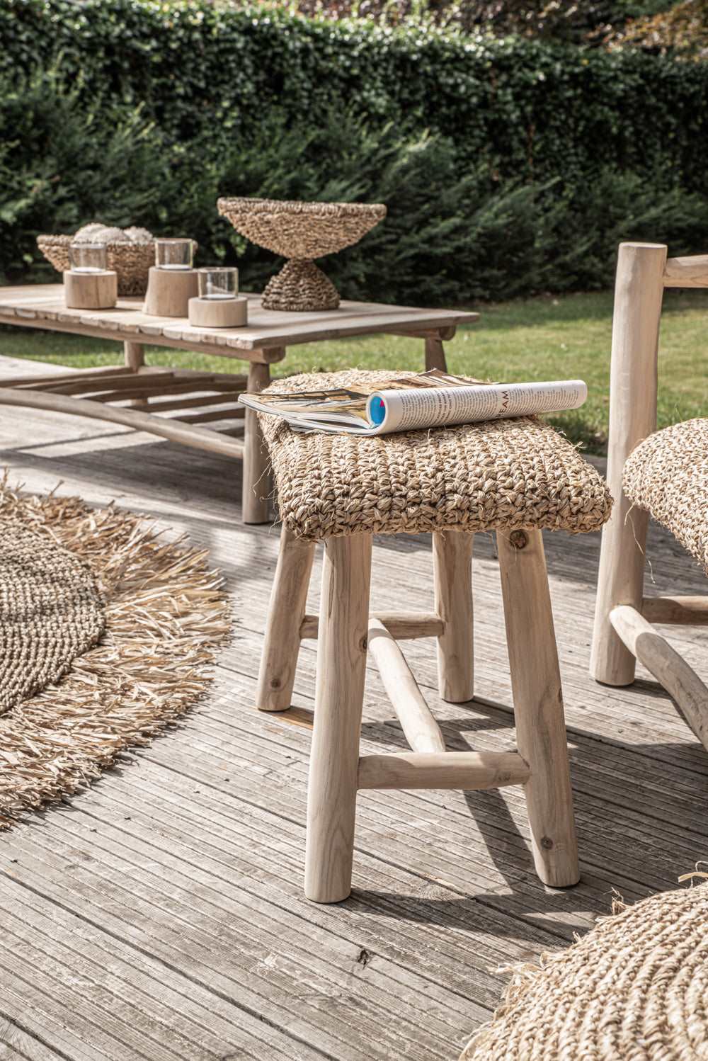 De Island Salontafel - Naturel-Tafel-Bazar Bizar-Default-de-island-salontafel-naturel-6-Tafel-Deze salontafel van massief teakhout geeft een natuurlijke zomerse sfeer! Met de hand gemaakt volgens een zeer hoge standaard, en ziet de salontafel er geweldig uit als een stijlvol alternatief voor een overdekt terras, patio of binnen lounge gebied. Hoe behandel je onze buitenmeubelen:Onze buitenmeubelen zijn bestand tegen weer en wind. Om ervoor te zorgen dat ze mooi en proper blijven, volgt u deze in