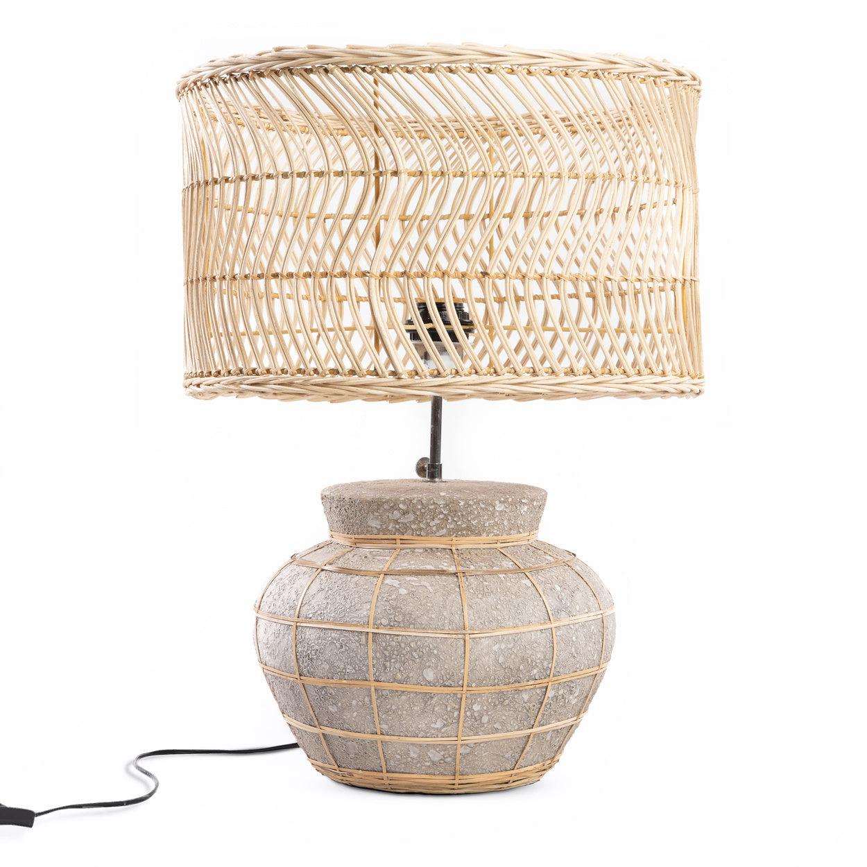 De Kythira Tafellamp - Naturel Betongrijs-Lamp-Bazar Bizar-Default-de-kythira-tafellamp-naturel-betongrijs-1-vloerlamp-Alles is mooier met wat rondingen, zo ook deze terracotta en rotan tafellamp. De Kythira heeft een prachtige ambachtelijke uitstraling, waarbij de grijze lampvoet (met rotan grid) en het natuurlijke rotan op de lampvorm heel mooi bij elkaar passen. Dit zou geweldig staan op je nachtkastje of console! Kleur Betongrijs Naturel Hoogte (cm) 48 Breedte (cm) 40 Lengte (cm) 30 Material