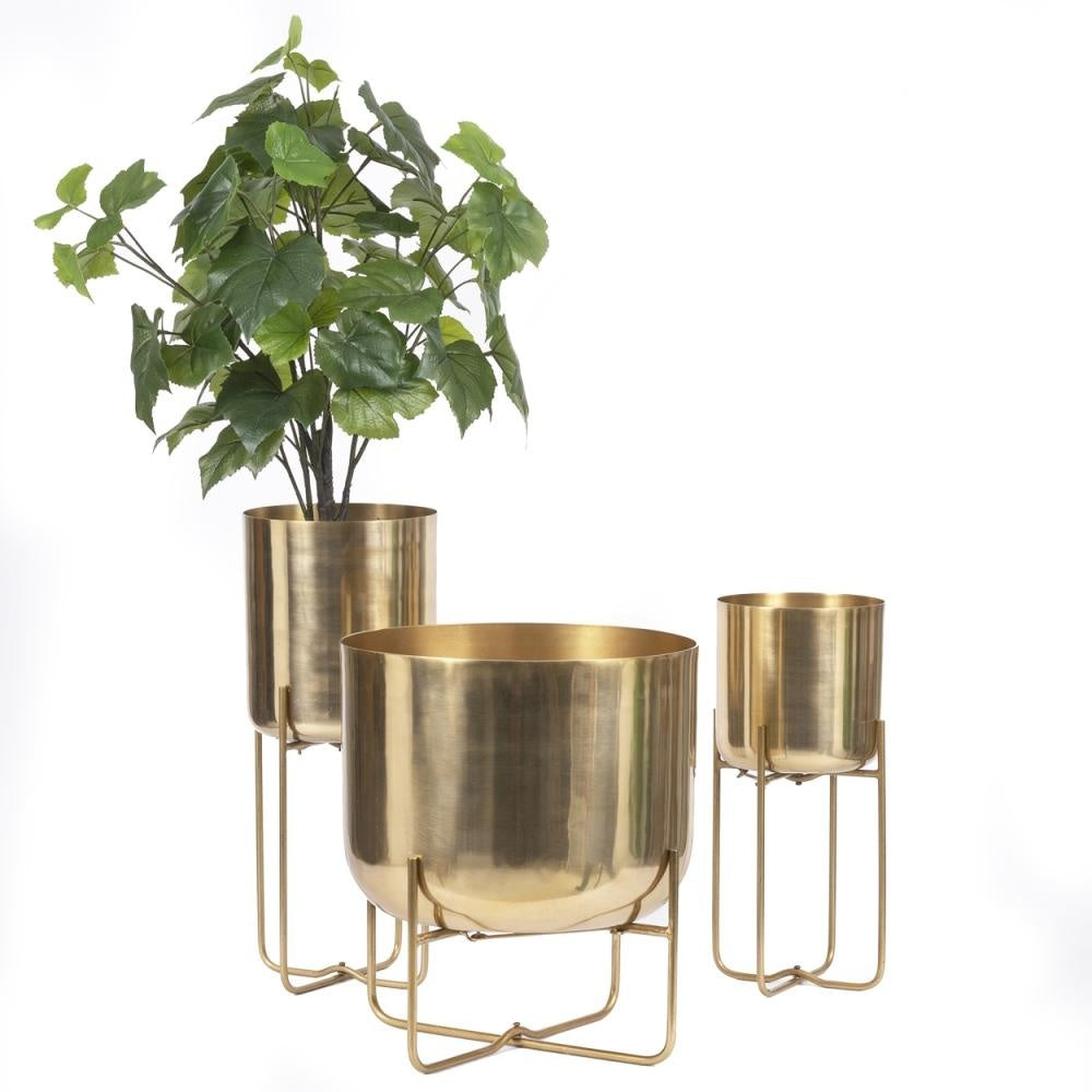 De Messing Plantenbak op Voet - Messing - XL-Accessoires-Bazar Bizar-Goud-de-messing-plantenbak-op-voet-messing-xl-7-outdoor, pot-Deze strakke plantenbak in messing heeft een glanzende ronde pot, opgehangen aan inklapbare ronde poten. Met deze plantenbak voeg je meteen een vleugje verfijning toe aan elke binnenruimte, waardoor zelfs de meest gewone kamerplant luxueus lijkt. Hij is verkrijgbaar in drie maten en laten we eerlijk zijn, ze zien er het beste uit als ze gecombineerd worden. Kleur Mess