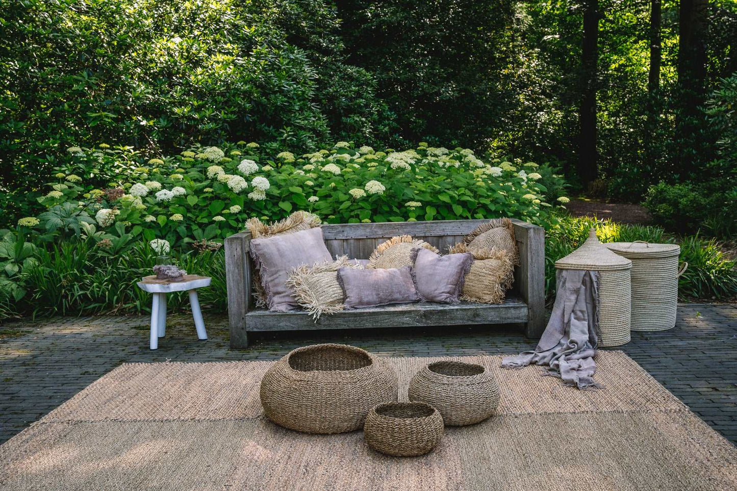 De Organic Bijzettafel - Naturel Wit-Tafel-Bazar Bizar-de-organic-bijzettafel-naturel-wit-10-kleine tafel, Tuin-Dit mooie kleine bijzettafeltje op 3 poten heeft een mooie organische vorm waardoor het een zeer decoratief stuk is dat in elke kamer thuis past. Kan ook op een overdekt terras worden geplaatst om lekker een drankje te drinken, een boek of tijdschrift te lezen en gewoon te relaxen. Ook aantrekkelijk om te gebruiken als schattig bohemien nachtkastje. Kleur Naturel Wit Waar te gebruiken?