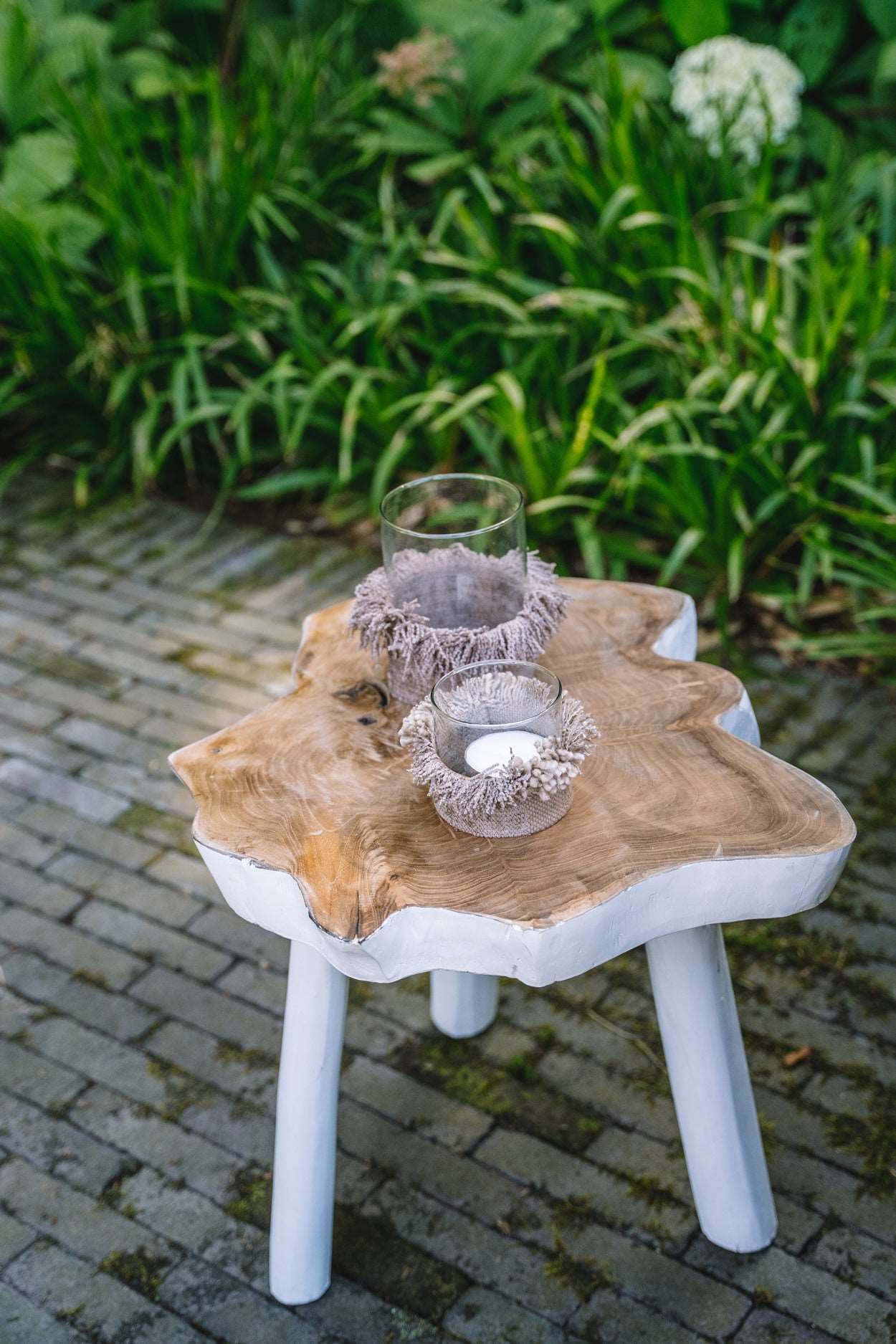 De Organic Bijzettafel - Naturel Wit-Tafel-Bazar Bizar-de-organic-bijzettafel-naturel-wit-9-kleine tafel, Tuin-Dit mooie kleine bijzettafeltje op 3 poten heeft een mooie organische vorm waardoor het een zeer decoratief stuk is dat in elke kamer thuis past. Kan ook op een overdekt terras worden geplaatst om lekker een drankje te drinken, een boek of tijdschrift te lezen en gewoon te relaxen. Ook aantrekkelijk om te gebruiken als schattig bohemien nachtkastje. Kleur Naturel Wit Waar te gebruiken? 