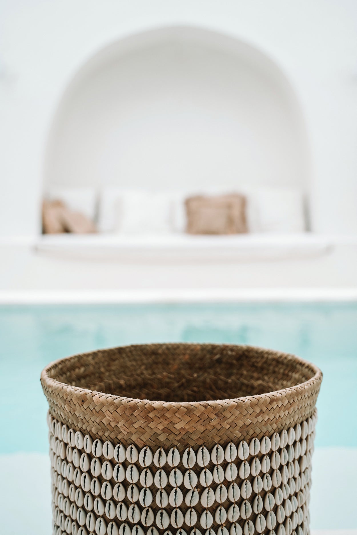 De Pandan Mand #1 - Naturel Wit-Accessoires-Bazar Bizar-de-pandan-mand-1-naturel-wit-5-badkamer, pot-Deze mand gemaakt van de pandanplant en versierd met schelpen verzameld op de Balinese stranden is een echte beauty. Kijk eens naar de ongelofelijke details en liefde die in deze handgemaakte mand zijn gestoken - je zult hem voor altijd in je huis willen laten schitteren! Gebruik hem om wasgoed of speelgoed op te bergen of zelfs voor een grote plant. Kleur Naturel Wit Hoogte (cm) 40 Breedte (cm) 