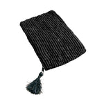 update alt-text with template De Raffia Clutch met ritssluiting - Zwart - L-Bazar Bizar-Default-de-raffia-clutch-met-ritssluiting-zwart-l-1-Onze prachtige Black Raffia Clutch is het perfecte accessoire voor een relaxte boho feel, en voegt wat detail toe aan je outfit. Met deze clutch kun je de belangrijke dingen apart houden in een oversized tas of zomerse strandtas. Of zet ze gewoon op een plank als een mooi boho chic decoratiestuk. Kleur Zwart Breedte (cm) 20 Lengte (cm) 32 Materialen Raffia-7438246082000