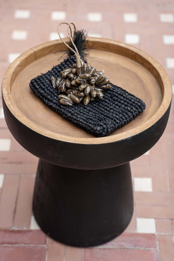 update alt-text with template De Raffia Clutch met ritssluiting - Zwart - L-Bazar Bizar-Default-de-raffia-clutch-met-ritssluiting-zwart-l-2-Onze prachtige Black Raffia Clutch is het perfecte accessoire voor een relaxte boho feel, en voegt wat detail toe aan je outfit. Met deze clutch kun je de belangrijke dingen apart houden in een oversized tas of zomerse strandtas. Of zet ze gewoon op een plank als een mooi boho chic decoratiestuk. Kleur Zwart Breedte (cm) 20 Lengte (cm) 32 Materialen Raffia-7438246082000