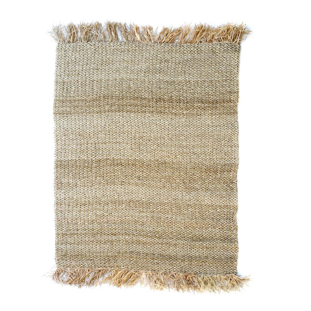 Het Raffia Fringed Tapijt - Naturel - 180x240-Tapijt-Bazar Bizar-Default-de-raffia-fringed-tapijt-naturel-180x240-1-kleed-Ons rechthoekig Franjestapijt, gemaakt van raffia, sisal en palm, is naturel van kleur. Het geeft textuur en zachtheid aan een harde vloer. Het is natuurlijk slijtvast en ideaal voor uw keuken, woonruimte of overdekt terras. Kleur Naturel Breedte (cm) 180 Lengte (cm) 240 Materialen Seagrass - Raffia-7438246017064-BAJN009N-180x240-Cerasus Homestyle