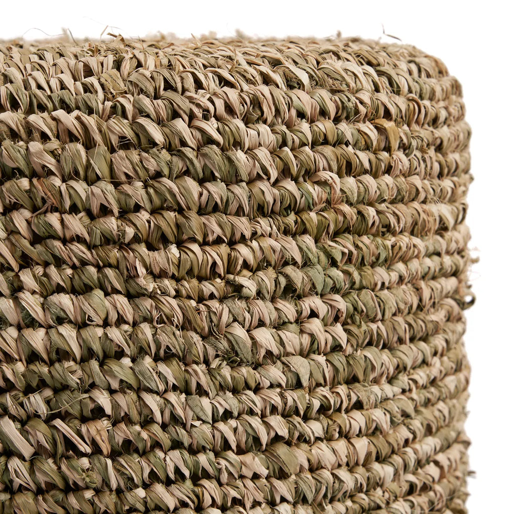 update alt-text with template De Raffia Tressed Kruk - Jungle Groen-Kruk-Bazar Bizar-De Raffia Tressed Kruk - Jungle Groen-de-raffia-tressed-kruk-jungle-groen-6-kruk-Haal de jungle in huis met onze Raffia Tressed kruk, met een prachtig groen en natuurlijk raffiageweefsel. Dit zorgt voor een visueel aantrekkelijke textuur die warmte en stijl toevoegt aan je huis. Het gebruik van raffia brengt niet alleen een vleugje natuur in huis maar draagt ook bij aan duurzaam leven, waardoor het een milieubewuste keuze i