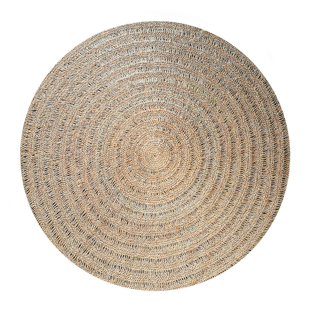 update alt-text with template Het Seagrass Tapijt - Naturel - 150cm-Tapijt-Bazar Bizar-Default-de-seagrass-tapijt-naturel-150cm-1-tapijt-Ons cirkelvormige zeegras tapijt, gemaakt van raffia, sisal en palm, heeft een natuurlijke kleur en geeft textuur en zachtheid aan een harde vloer. Natuurlijk slijtvast, ideaal voor uw keuken, leefruimte of overdekt terras. Kleur Naturel Breedte (cm) 150 Lengte (cm) 150 Materialen Seagrass-7438246094089-BAJN016N-150-Cerasus Homestyle