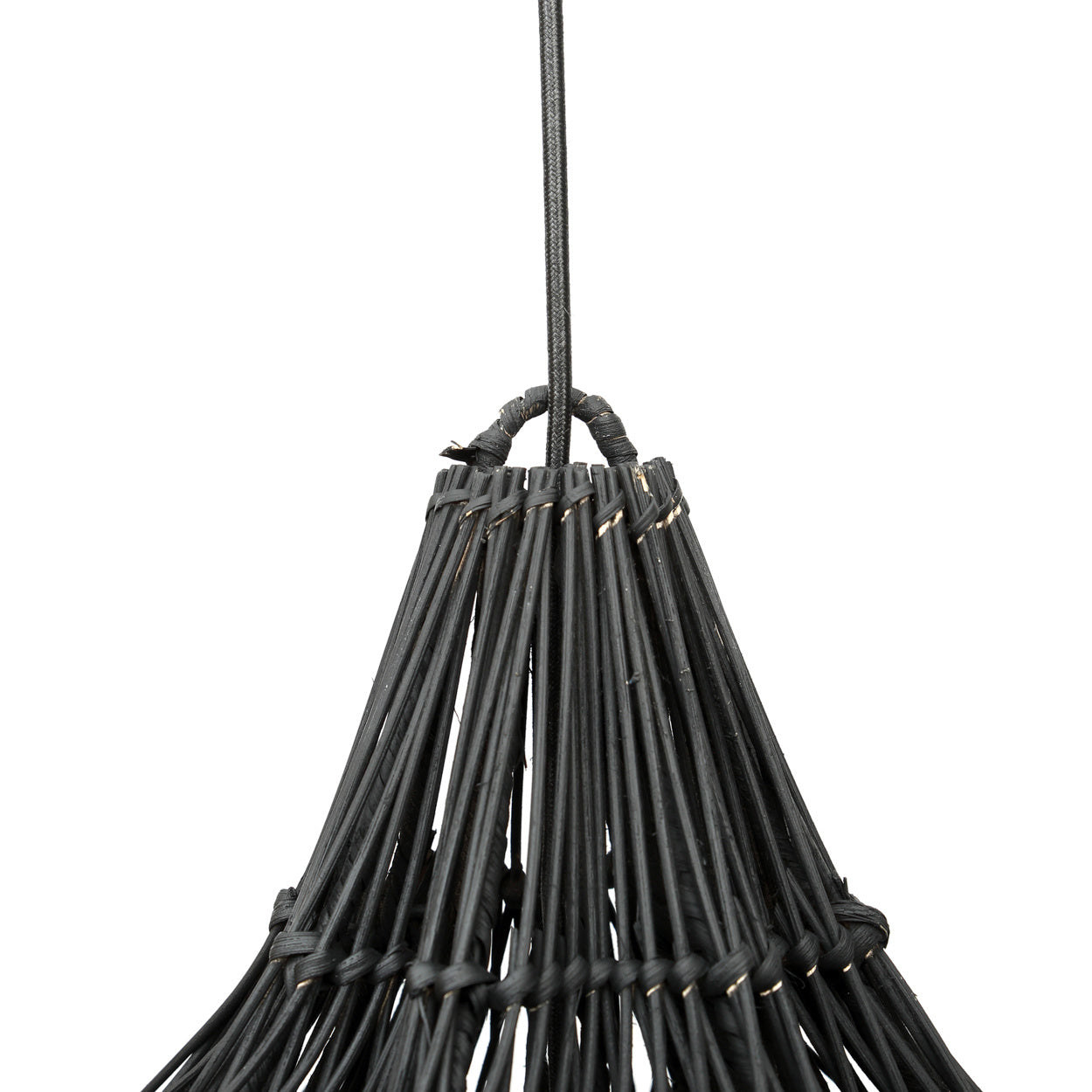 De Whipped Hanglamp - Zwart - XL-Lamp-Bazar Bizar-Rotan-Zwart-de-whipped-hanglamp-zwart-xl-2-lamp, Woonkamer-Mis onze best verkopende XL hanglamp deze zomer niet. Een uniek vormgegeven stuk dat elke kamer, binnen of overdekt buiten, in een boho chic ruimte pimpt. Voor deze hanglamp heb je 3 fittings nodig. Kleur Zwart Materialen Rotan Hoogte (cm) 110 Breedte (cm) 110 Lengte (cm) 110 Inclusief bekabeling? Nee-7438246122157-BAYU010B-XL-110-Cerasus Homestyle