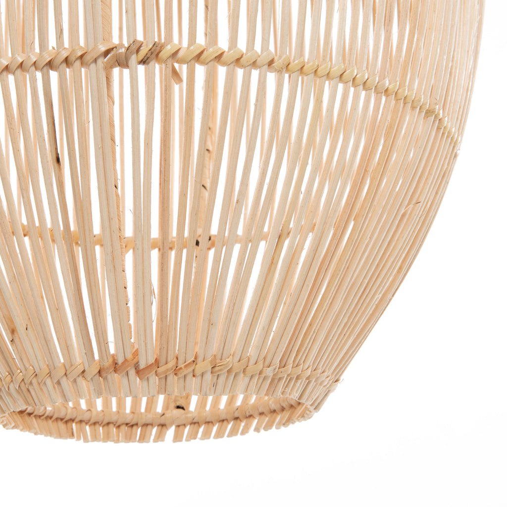 update alt-text with template De Zuri Hanglamp - Naturel - M-Bazar Bizar-Default-de-zuri-hanglamp-naturel-m-2-Deze leuke cylindervormige lamp kan worden gebruikt als hanglamp of als vloerlamp. Ze is verkrijgbaar in drie maten, zodat ze gemakkelijk kunnen worden gegroepeerd voor die extra wow-factor. Het ontwerp in rotan creëert gezellige strepen van licht door uw woonkamer, keuken of zelfs overdekte buitenruimte. Heeft u een andere kleur nodig? U kunt natuurlijk rotan eenvoudig in zwart spuiten, of in elke 