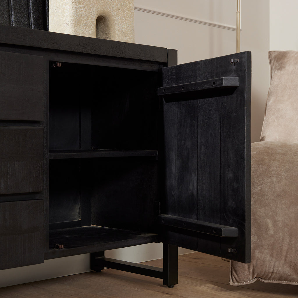 update alt-text with template Dressoir Boaz Black | 160 cm-Cerasus Homestyle-dressoir-boaz-black-160-cm-3-Dressoir Boaz Black is uitgevoerd in het mangohout. Het metalen frame en de metalen handgrepen zijn afgewerkt met een zwarte lak. Dit model is voorzien van twee deuren en drie laden. Achter de bestaande deuren zich nog legplanken. Het dressoir is ingelegd met verschillende stroken zwart gelakt hout, waar het meubel zijn eigentijdse karakter aan te danken heeft. Afmetingen Breedte: 160 cm Diepte: 40 cm H