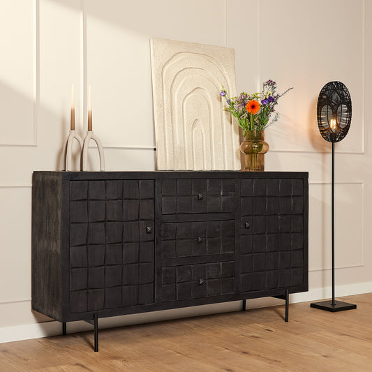 update alt-text with template Dressoir Brandy Black | 160 cm-Cerasus Homestyle-dressoir-brandy-black-160-cm-1-Dressoir Brandy Black is uitgevoerd in mangohout met een metalen poot. Dit model is voorzien van twee deuren en 3 lades. De kast is ingelegd met verschillende stroken zwart gelakt hout. Het ingesneden blokken patroon geeft de woonserie Brandy Black van Starfurn een unieke uitstraling. Afmetingen Breedte: 160 cm Diepte: 40 cm Hoogte: 90 cm Onderhoud: Afnemen met een lichtvochtige doek. Breedte 160 Di