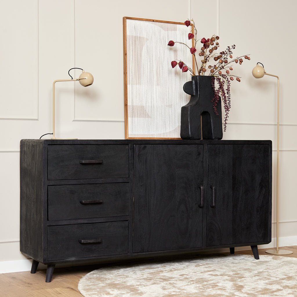 update alt-text with template Dressoir Omaha Black | 180 cm-Cerasus Homestyle-dressoir-omaha-black-180-cm-1-Dressoir Omaha Black is volledig uitgevoerd in mangohout. Dit model is voorzien van drie lades en twee deuren. Het dressoir is ingelegd met verschillende stroken zwart gelakt hout, waar het meubel zijn eigentijdse karakter aan te danken heeft. Afmetingen Breedte: 180 cm Diepte: 45 cm Hoogte: 90 cm Onderhoud: Afnemen met een lichtvochtige doek. Breedte 180 Diepte 45 Hoogte 90-8720618970190-STF-12555-Ce