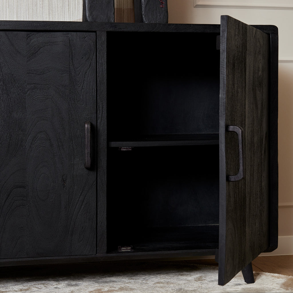 update alt-text with template Dressoir Omaha Black | 180 cm-Cerasus Homestyle-dressoir-omaha-black-180-cm-4-Dressoir Omaha Black is volledig uitgevoerd in mangohout. Dit model is voorzien van drie lades en twee deuren. Het dressoir is ingelegd met verschillende stroken zwart gelakt hout, waar het meubel zijn eigentijdse karakter aan te danken heeft. Afmetingen Breedte: 180 cm Diepte: 45 cm Hoogte: 90 cm Onderhoud: Afnemen met een lichtvochtige doek. Breedte 180 Diepte 45 Hoogte 90-8720618970190-STF-12555-Ce