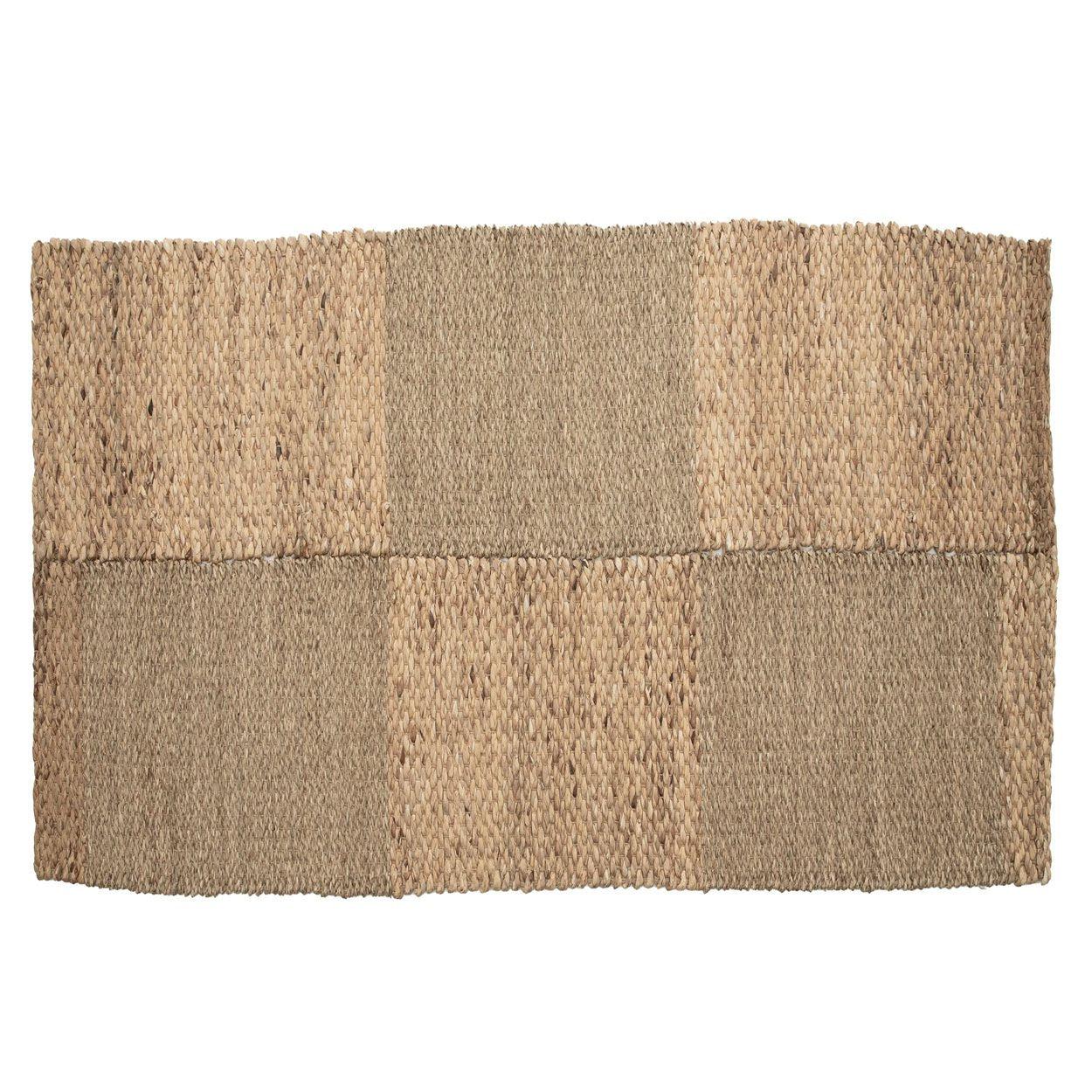 Het Paddle Field Tapijt - Naturel - 280x175-Tapijt-Bazar Bizar-Default-het-paddle-field-tapijt-naturel-280x175-1-kleed-Het Paddle Field tapijt is een XL-designstuk dat in elke kamer een wow-factor zal creëren. Het is prachtig geweven van zeegras met technieken waar Vietnam bekend om staat, waardoor het sterk is en handgemaakte kwaliteit uitstraalt. De aardetint creëert een natuurlijke sfeer die rust brengt in uw huis. Kleur Naturel Breedte (cm) 175 Lengte (cm) 280 Materialen Zeegras - Waterhyaci