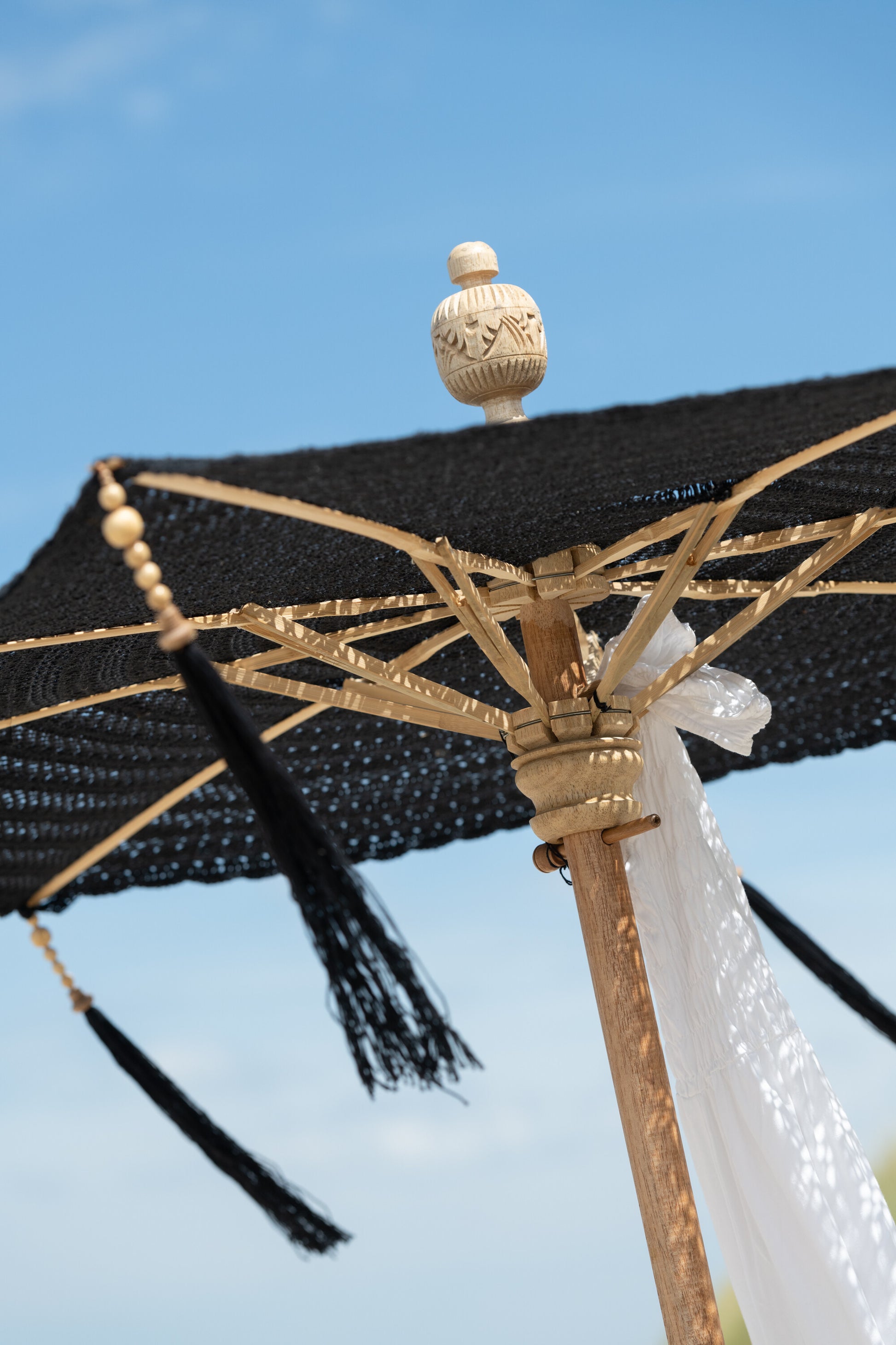 Parasol Katoen/Bamboe Zwart Groot-Parasol-J-Line-paras-tass-ft-cot-wd-black-l-8-buiten, Parasol-Breedte 140 Hoogte 253 Lengte 140 Gewicht 2,9 kg Verzameling ZOMER 2023 Kleur 1 ZWART Materiaal samenstelling BAMBOE(30%),STOF(25%),HOUT(45%) Intrastat-code 66011000 Montage vereist Ja-5400924333362-33336-Cerasus Homestyle