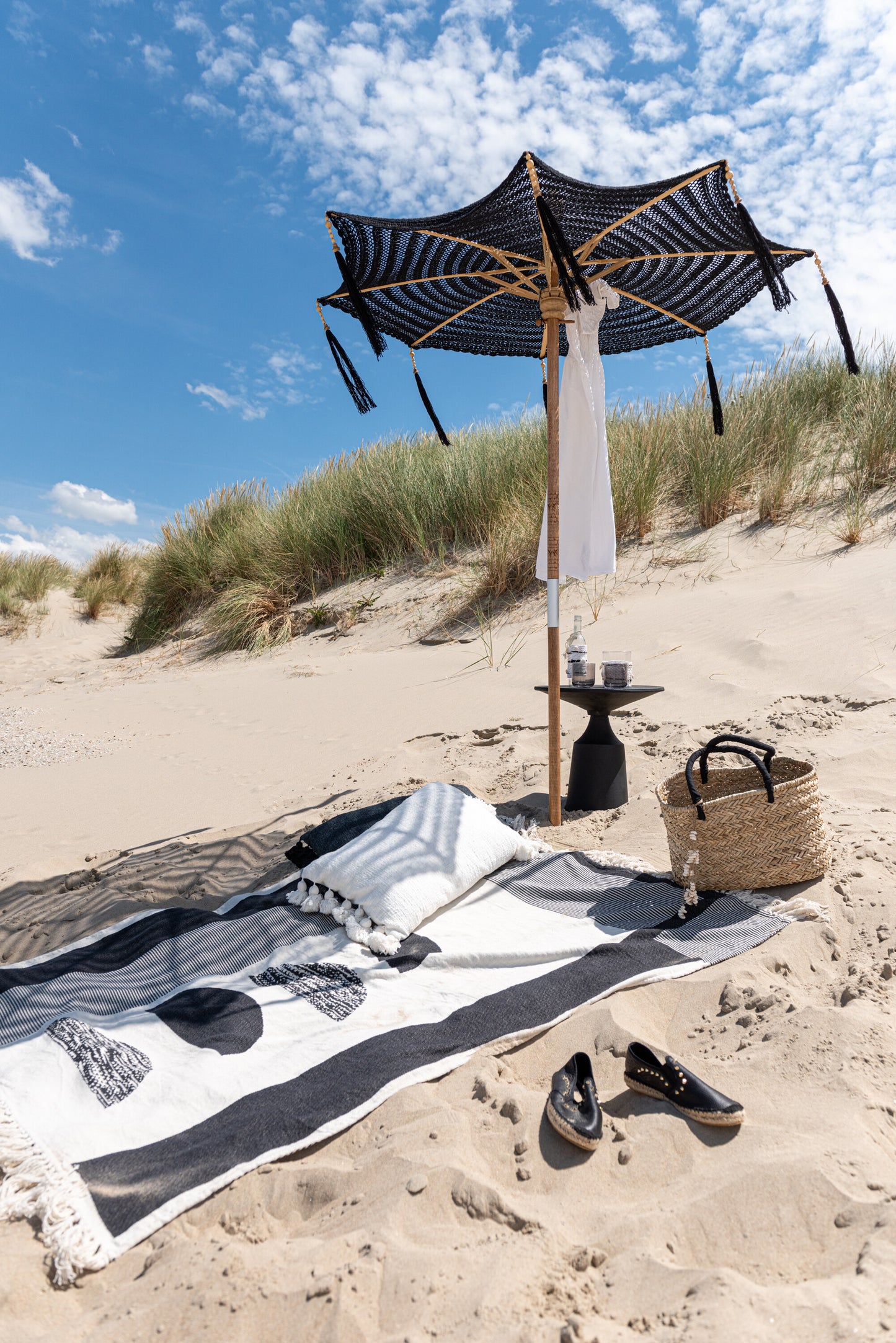 Parasol Katoen/Bamboe Zwart Groot-Parasol-J-Line-paras-tass-ft-cot-wd-black-l-9-buiten, Parasol-Breedte 140 Hoogte 253 Lengte 140 Gewicht 2,9 kg Verzameling ZOMER 2023 Kleur 1 ZWART Materiaal samenstelling BAMBOE(30%),STOF(25%),HOUT(45%) Intrastat-code 66011000 Montage vereist Ja-5400924333362-33336-Cerasus Homestyle