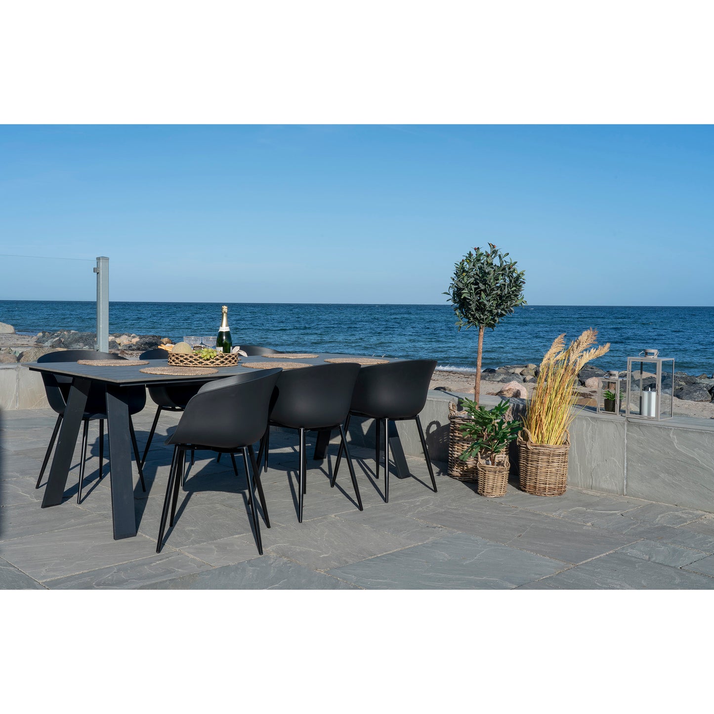 Roda Tafelstoel - Zwart - set van 2-Stoel-House Nordic-roda-dining-chair-chair-in-black-with-black-legs-11-buiten, eetkamerstoel, keuken, MIN2, stoel, Woonkamer-Materiaal polypropyleen, staal Kleur Zwart-5713917003914-7001125-Cerasus Homestyle