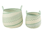 J-Line Set 2 Handgemaakte Manden - Zeegras Azure/Groen-Accessoires-J-Line-Groen-Zeegras-s-2-basket-handl-seagr-bei-grn-2-buiten, decor, manden-Breedte 47 Hoogte 44,5 Lengte 48,5 Gewicht 2 kg Verzameling ZOMER 2022 Kleur 1 AZUUR Materiaal samenstelling PAPIER(55%),ZEEGRAS(45%) Intrastat-code 46021990 Montage vereist Nvt-5400924201784-20178-Cerasus Homestyle