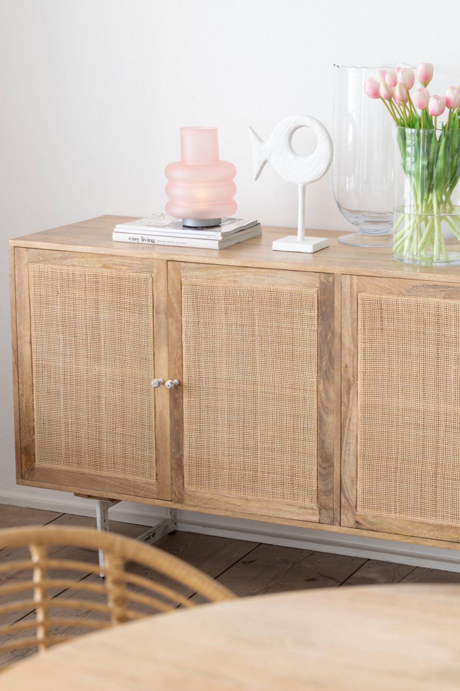 Dressoir Weven Hout Naturel-Kast-J-Line-Mangohout-Beige-sideboard-weaving-wood-nat-10-Dressoir, Woonkamer-Verrijk uw interieur met een luxueus dressoir van J-Line. Dit prachtige meubelstuk combineert op slimme wijze functionaliteit met esthetiek en zijn ideaal om uw spullen in stijl op te bergen. Breedte 45 Hoogte 80 Lengte 170 Gewicht 52 kg Verzameling ZOMER 2023 Materiaal samenstelling MANGOHOUT(75%),IJZER(15%),ROTAN(5%),MDF(5%) Maximaal zitgewicht 100 Montage vereist Ja-5400924309305-30930-Ce