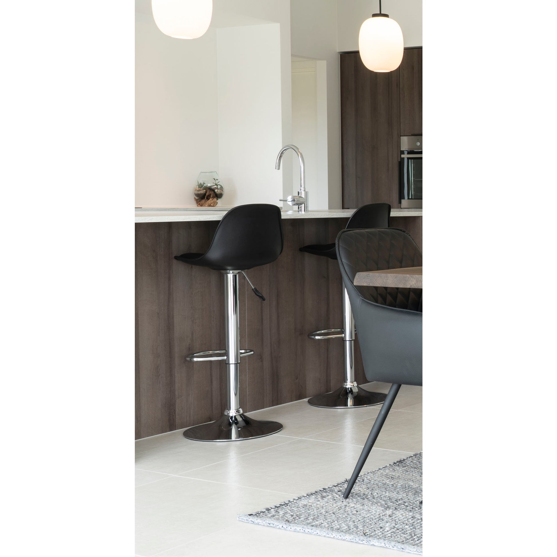 Trondheim Bar Chair - Barstoel in zwart - set van 2-Stoel-House Nordic-trondheim-bar-chair-bar-chair-in-black-with-chrome-legs-6-barstoel, stoel-Barstoel in zwart met chromen poten Materiaal PU-leer, Resistent gegoten kunststof, Rubberwood Kleur Zwart-5713917009596-1001080-Cerasus Homestyle